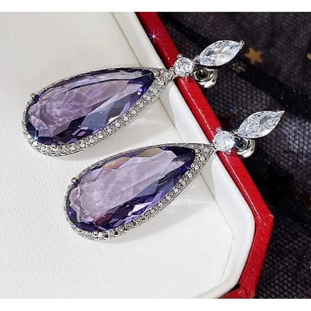 ☔️ Betsey Johnson purple crystal teardrop dangle earrings. ☔️